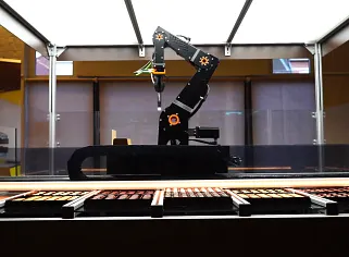 "ChocoMatic" is an automatic chocolate selection device with an igus robot arm.