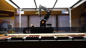 "ChocoMatic" is an automatic chocolate selection device with an igus robot arm.